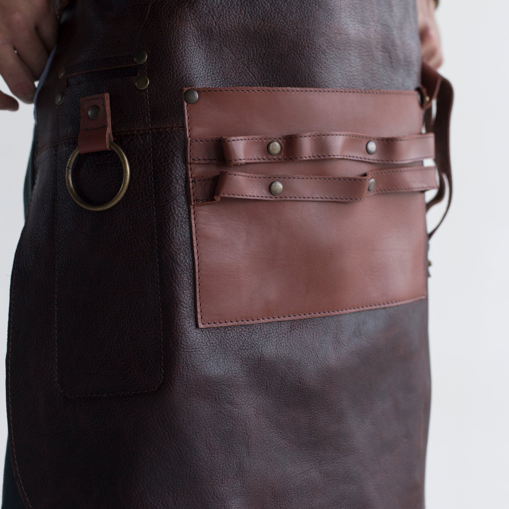 Adjustable leather apron on model – tips for choosing the right size and features for your work needs.