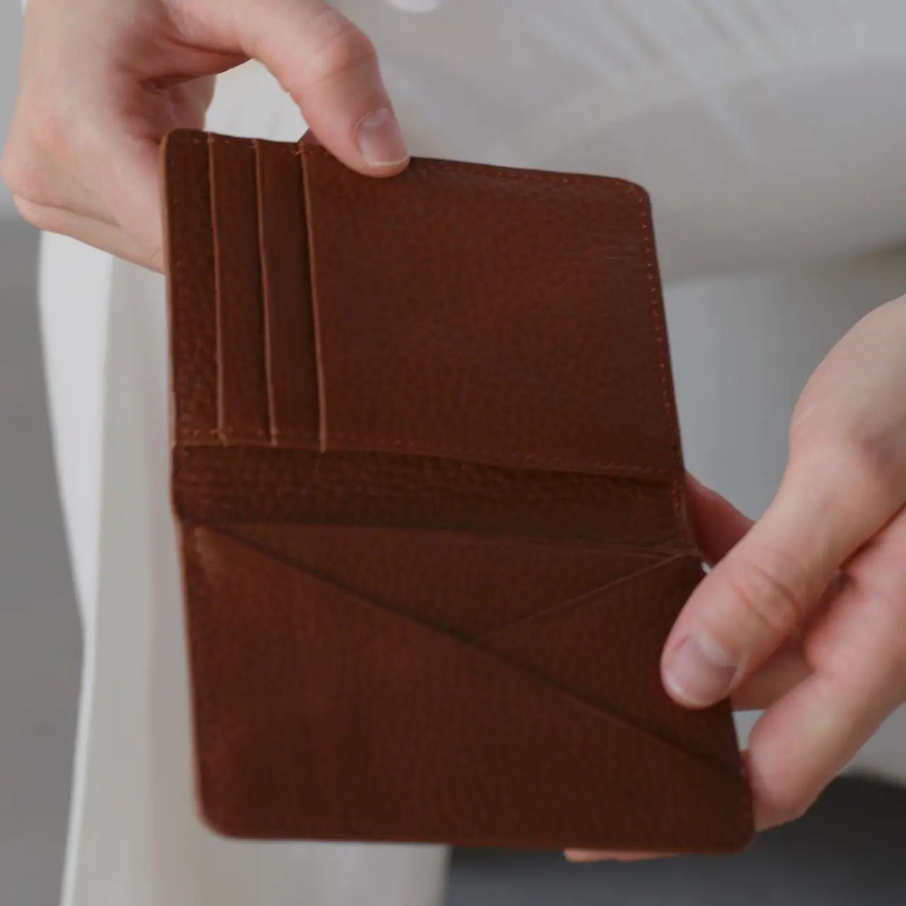 Brown pocket organizer with compartments – tips to organize cards, cash, and keys with ease.
