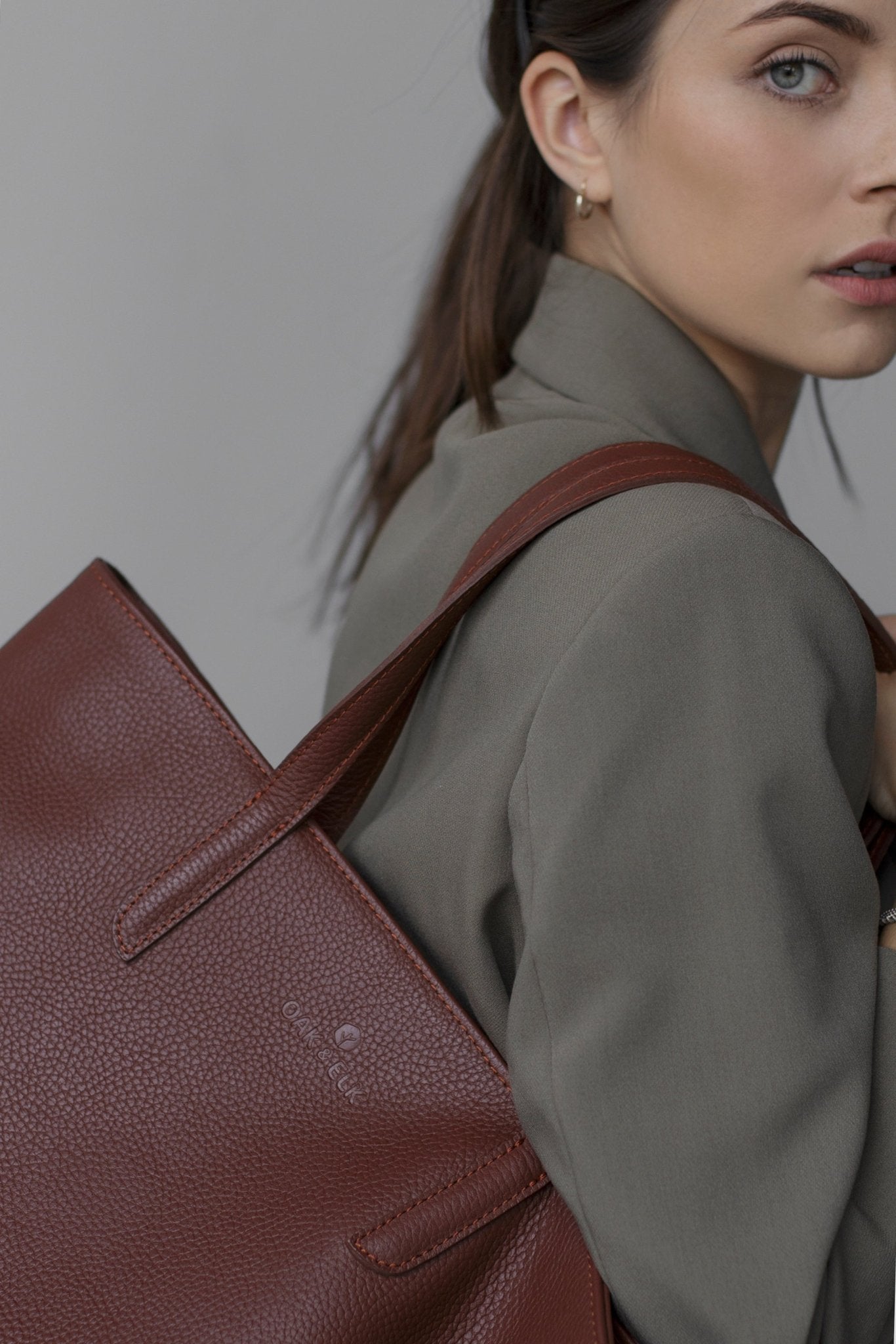 Discover all leather goods from OAK & ELK – bags, accessories, and handcrafted designs.