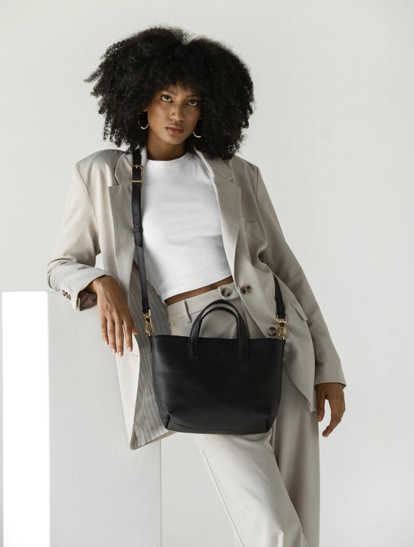 Crossbody leather bags from OAK & ELK – hands-free style, function, and comfort.