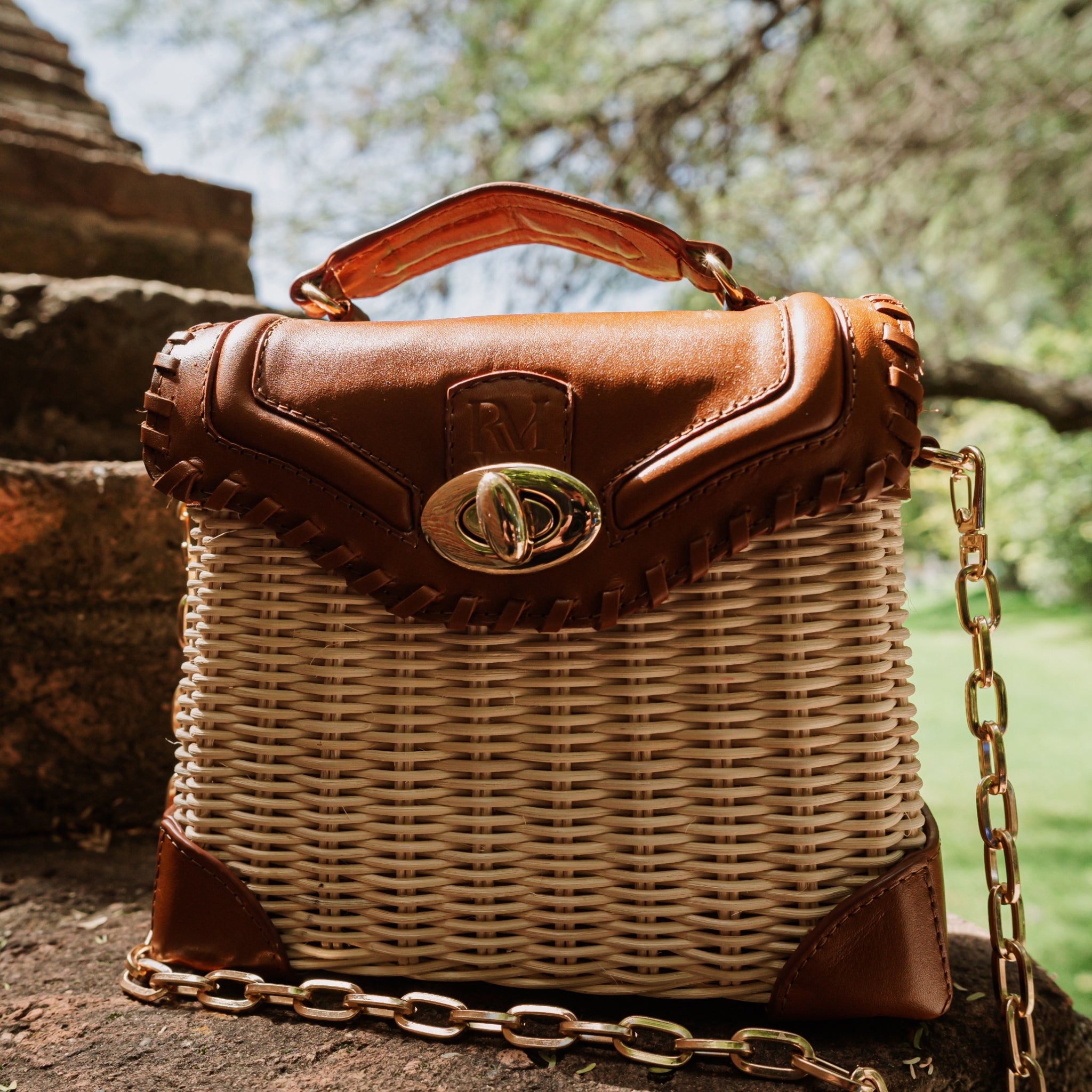 Wicker and cane handbags with leather details – unique textures, handmade in small batches.