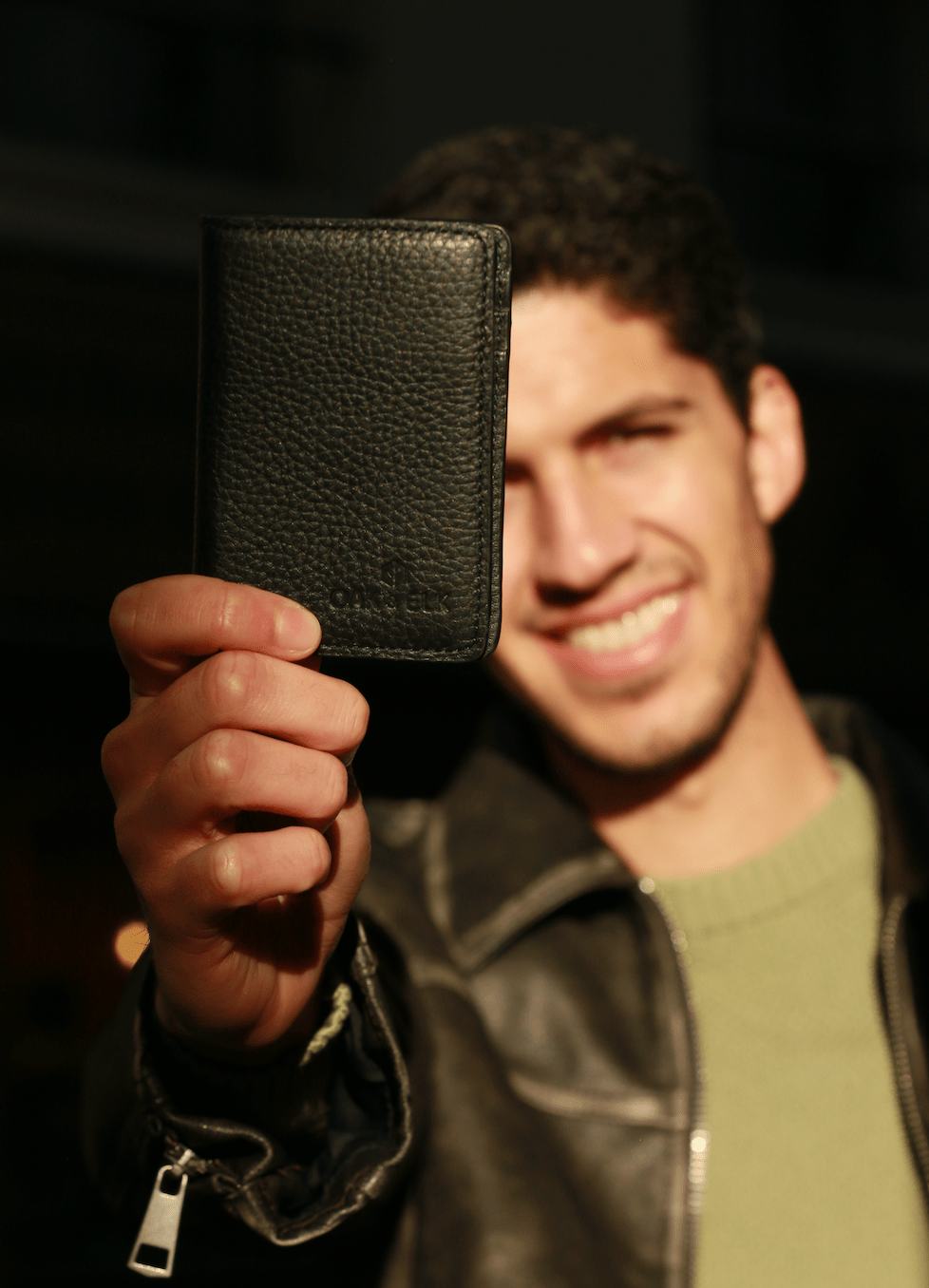 Minimalist leather wallets and small accessories for men – compact, durable, and elegant.