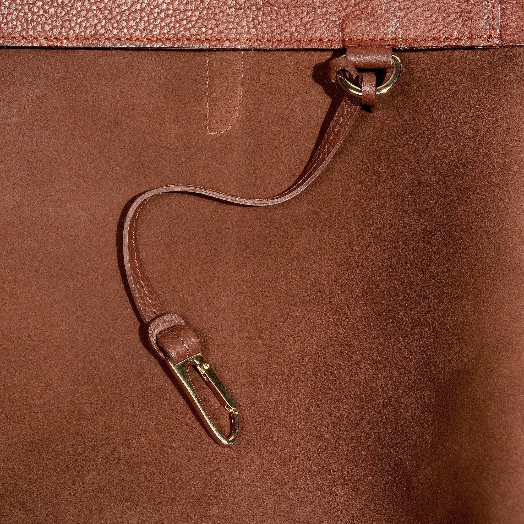 Leather tote made from top-grain leather, featuring smooth golden zipper, inner pouch, and structured design for daily use.