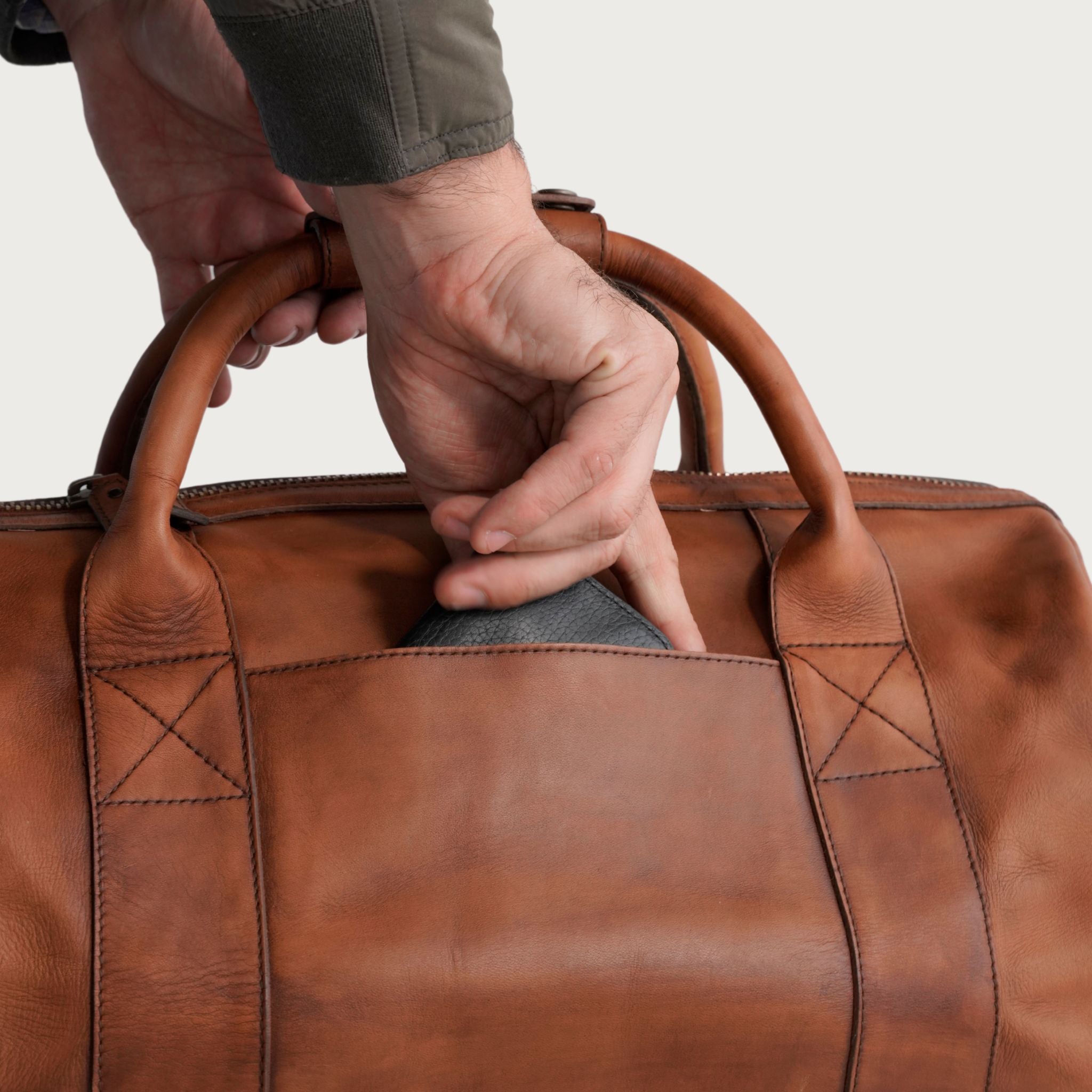Brown leather duffel bag – Dakota Medium by OAK & ELK, handcrafted, durable, stylish ideal for short trips or weekend travel