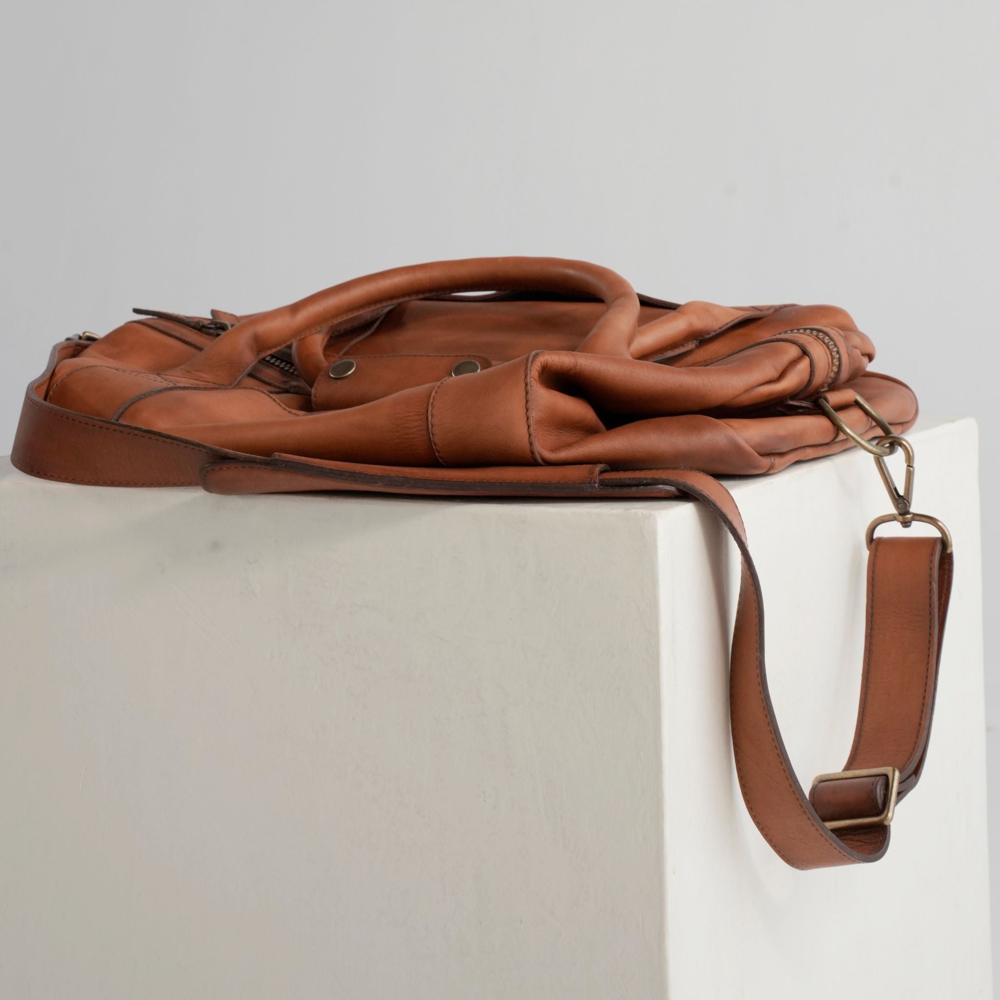 Brown leather duffel bag – Dakota Medium by OAK & ELK, handcrafted, durable, stylish ideal for short trips or weekend travel