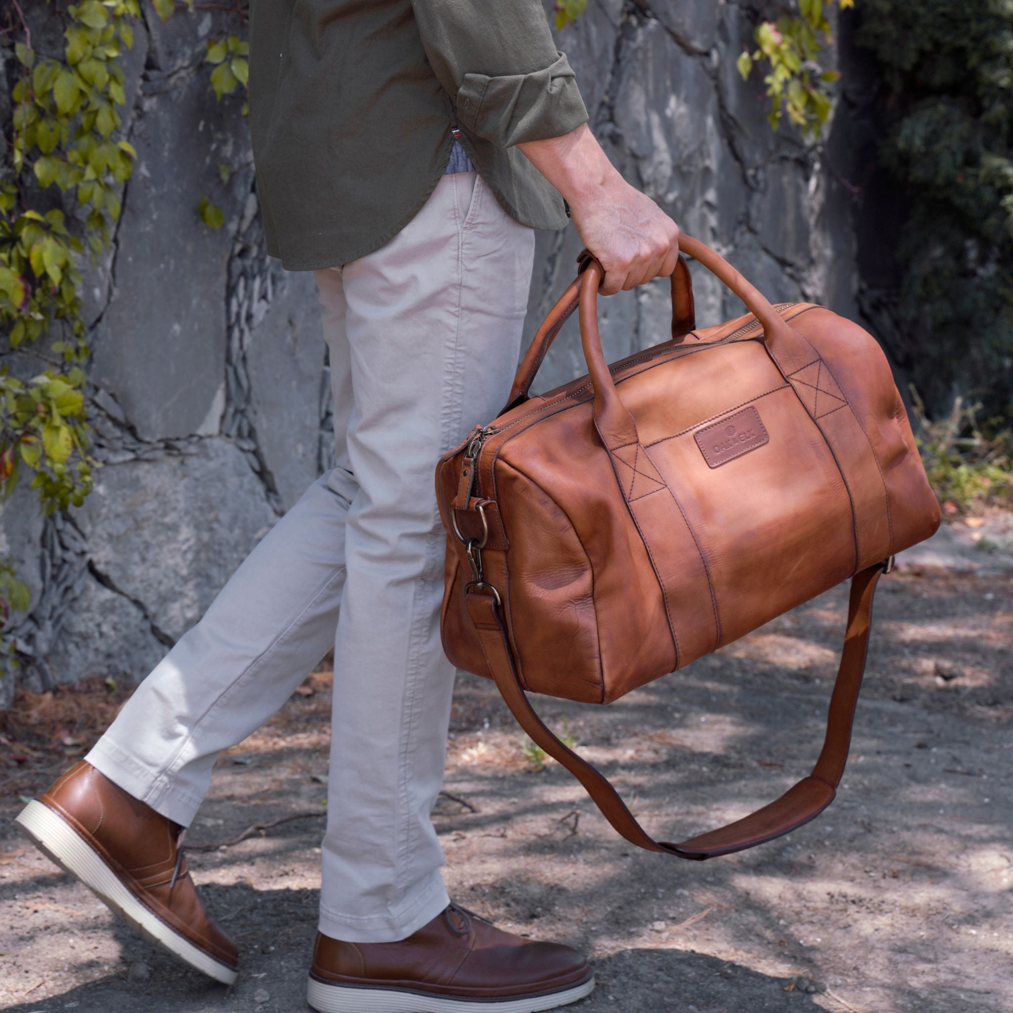 Brown leather duffel bag – Dakota Medium by OAK & ELK, handcrafted, durable, stylish ideal for short trips or weekend travel