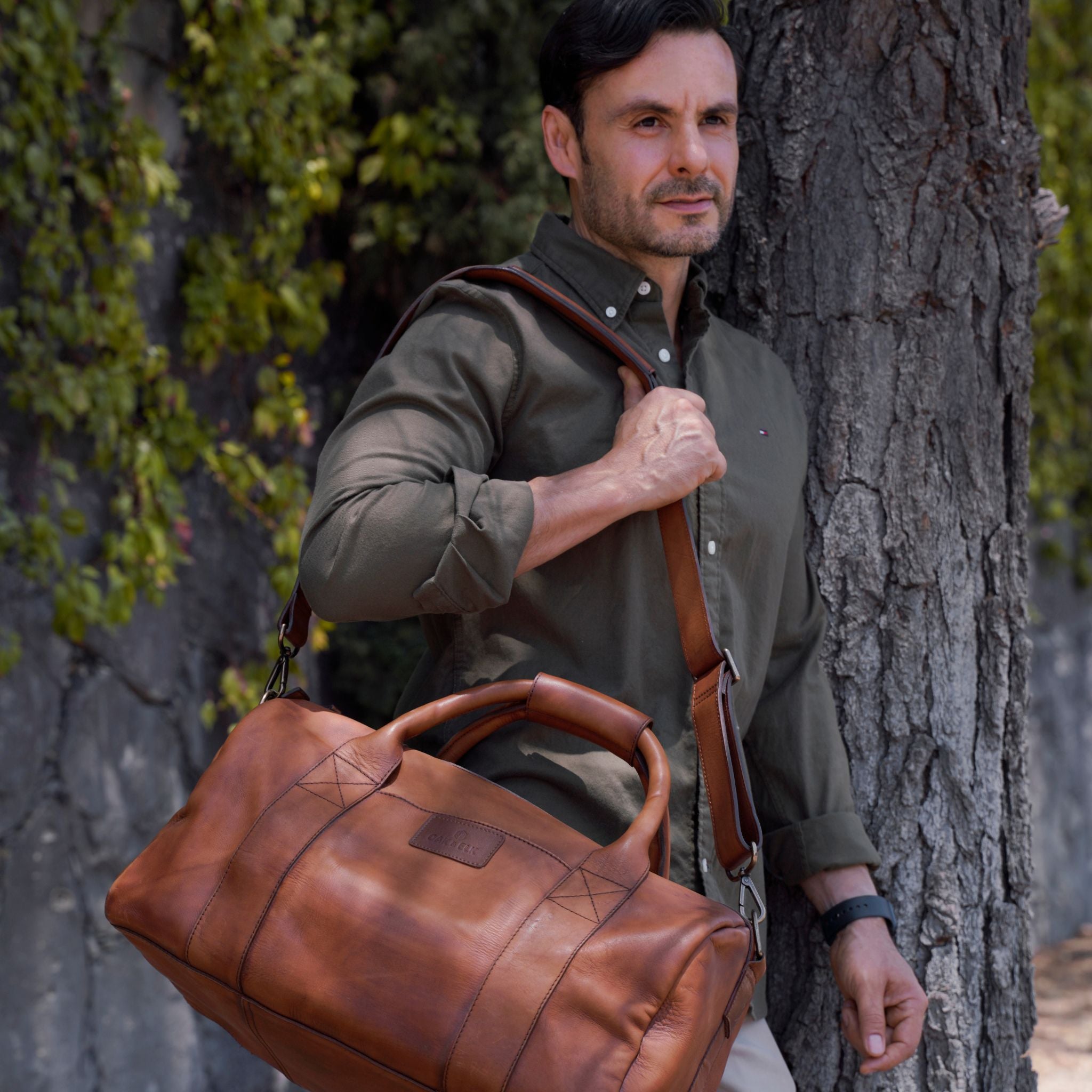 Brown leather duffel bag – Dakota Medium by OAK & ELK, handcrafted, durable, stylish ideal for short trips or weekend travel