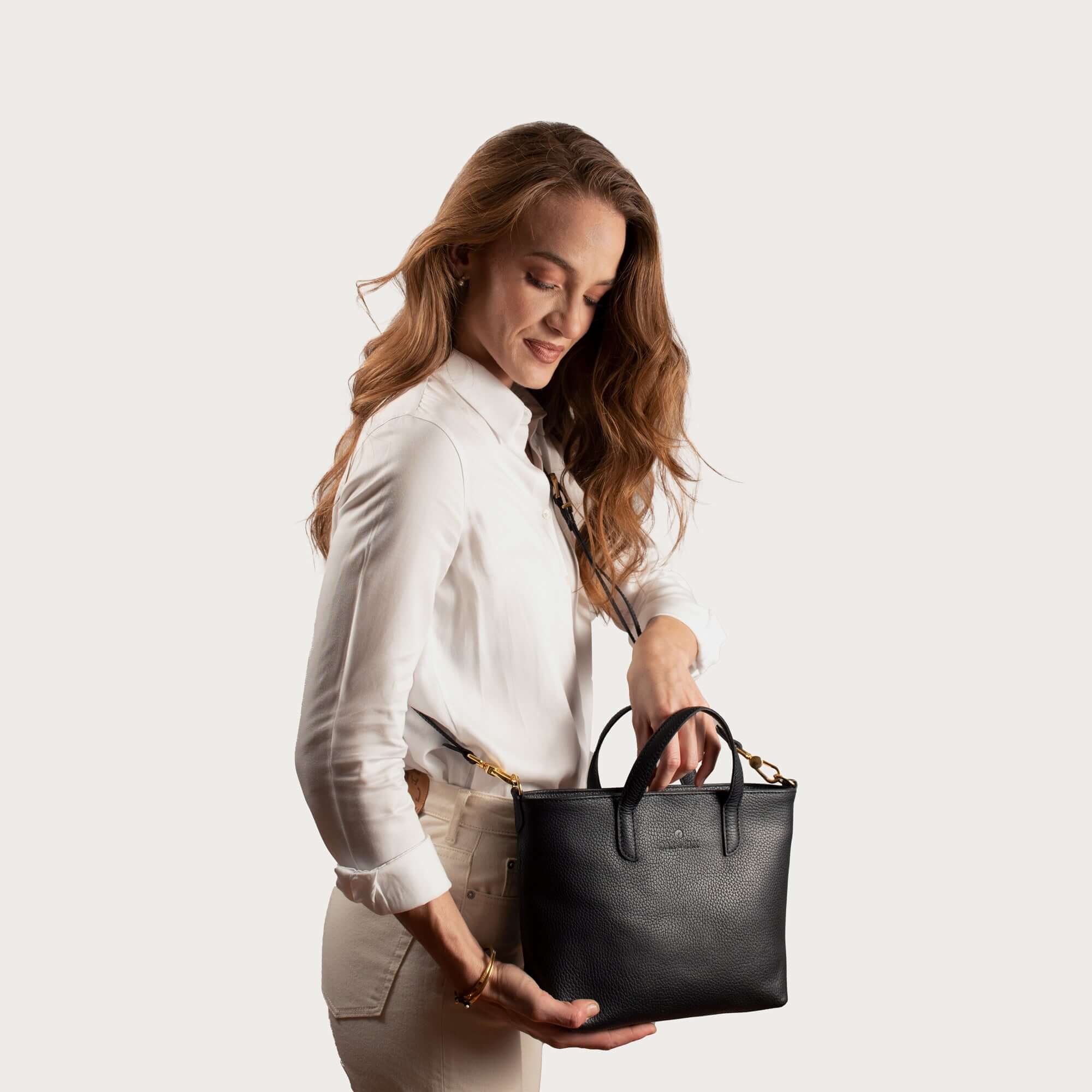 Leather crossbody bag – Emily by OAK & ELK, full grain leather with zipper closure, adjustable strap and inner pocket