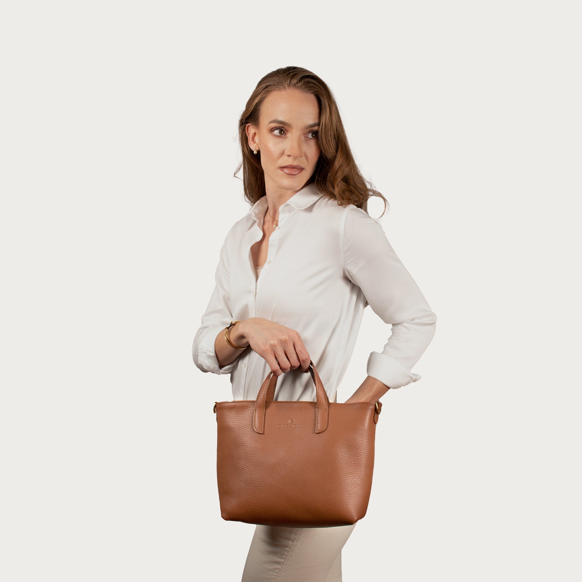 Leather crossbody bag – Emily by OAK & ELK, full grain leather with zipper closure, adjustable strap and inner pocket