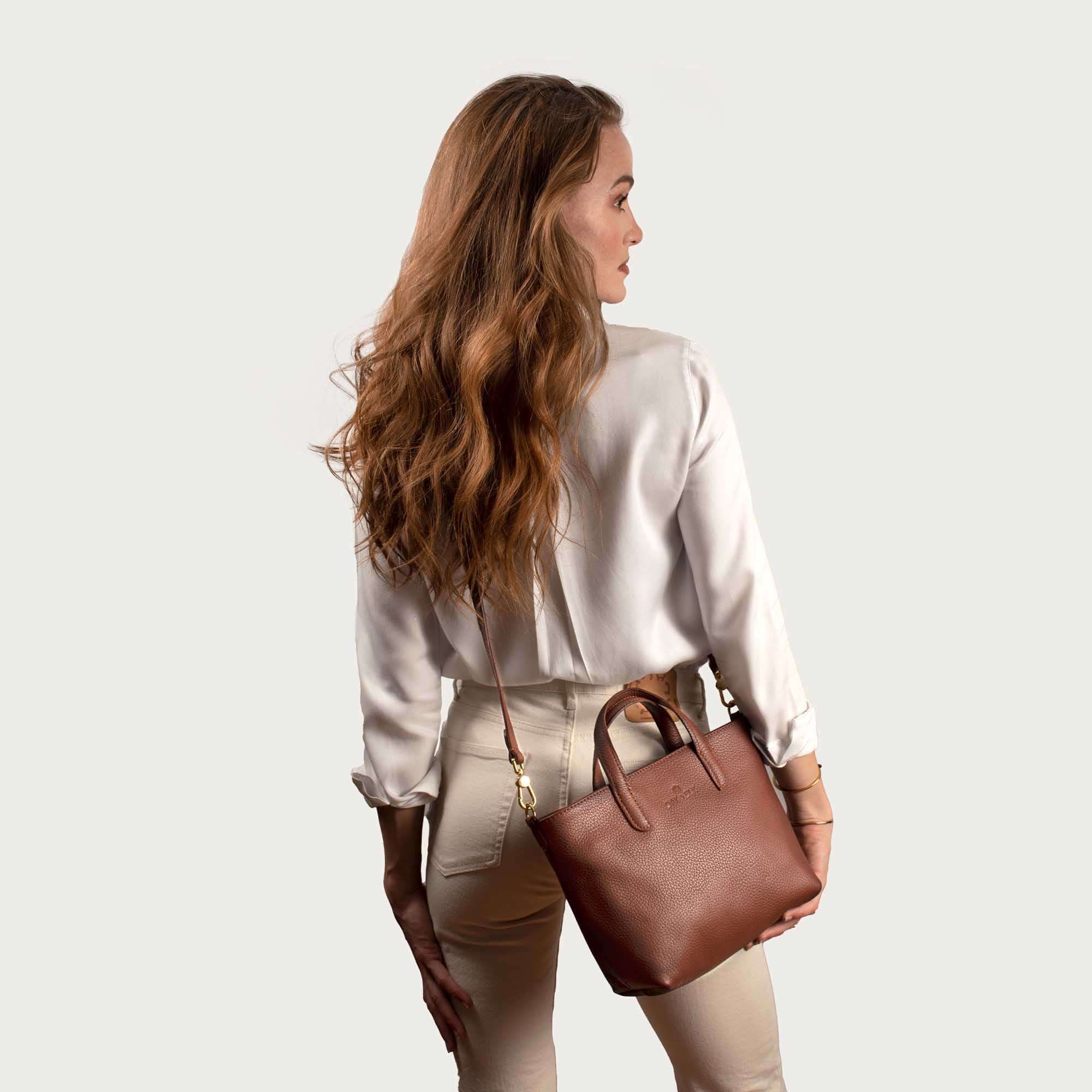 Leather crossbody bag – Emily by OAK & ELK, full grain leather with zipper closure, adjustable strap and inner pocket